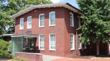 Exterior photo of Mechanical Hall at University of Delaware
