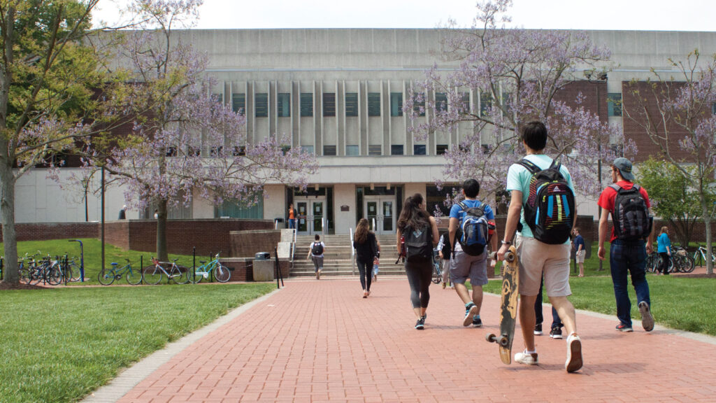 Students walking into Moriis Library