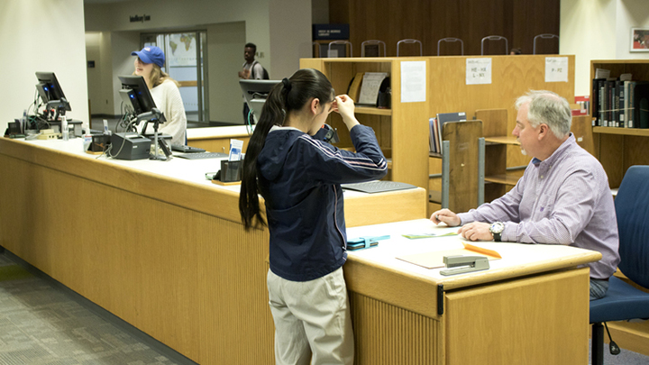 Student at Help Desk at Morris Library